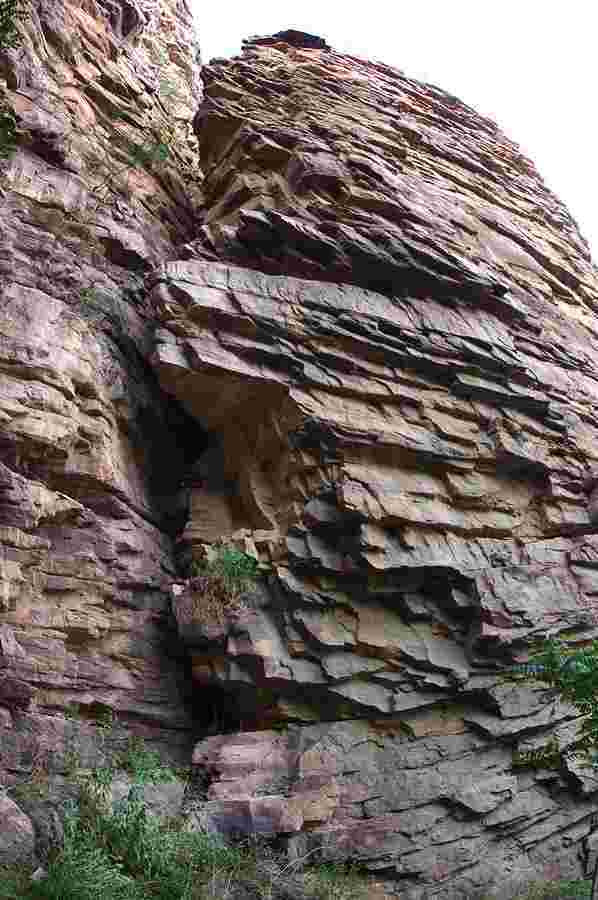 天台山岩石是由红色石英砂岩组成的丹霞地貌,岩峰和峭壁具有顶平,壁
