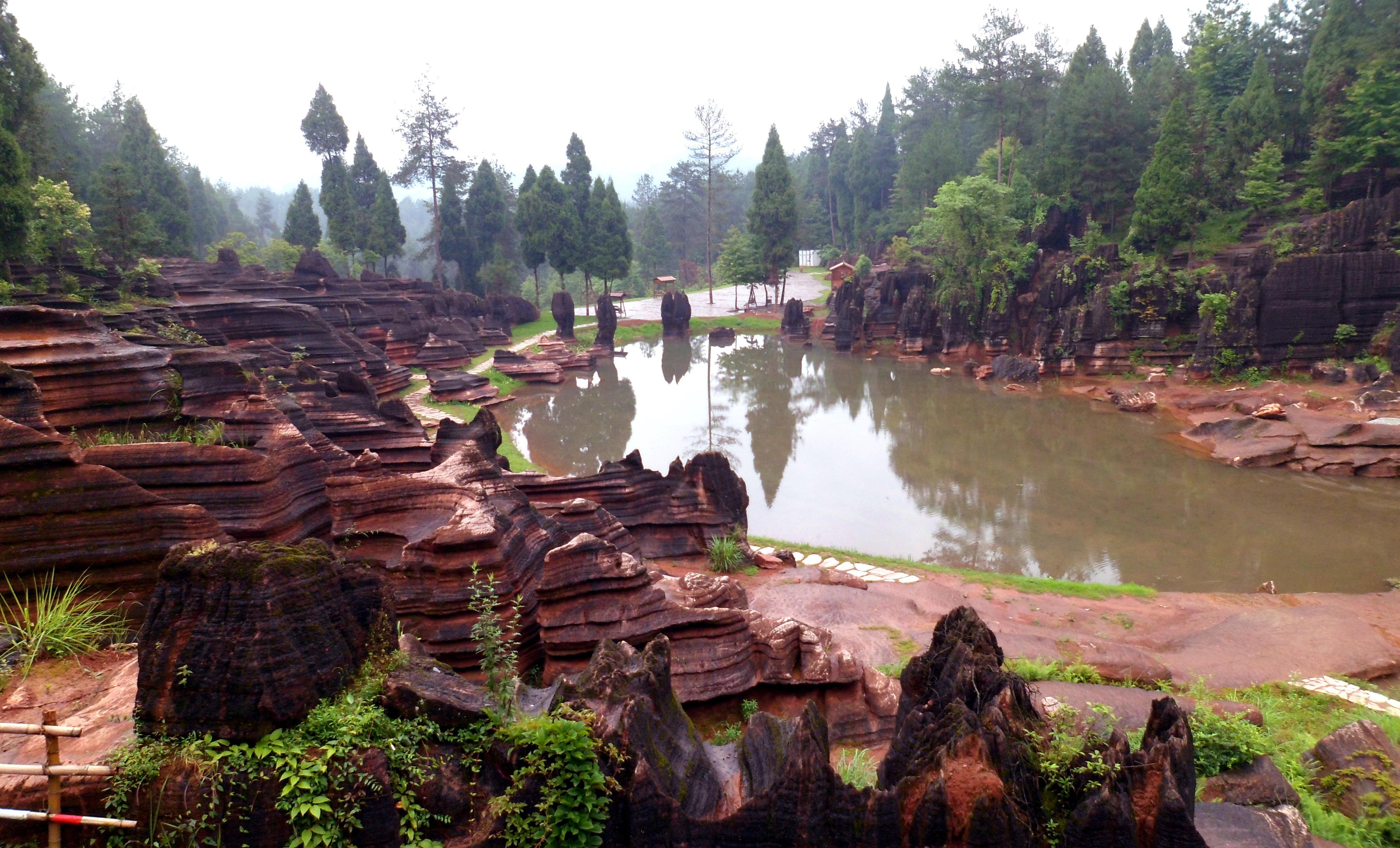 贵州腊尔山红石林：形成于千亿年之前，风景优美
