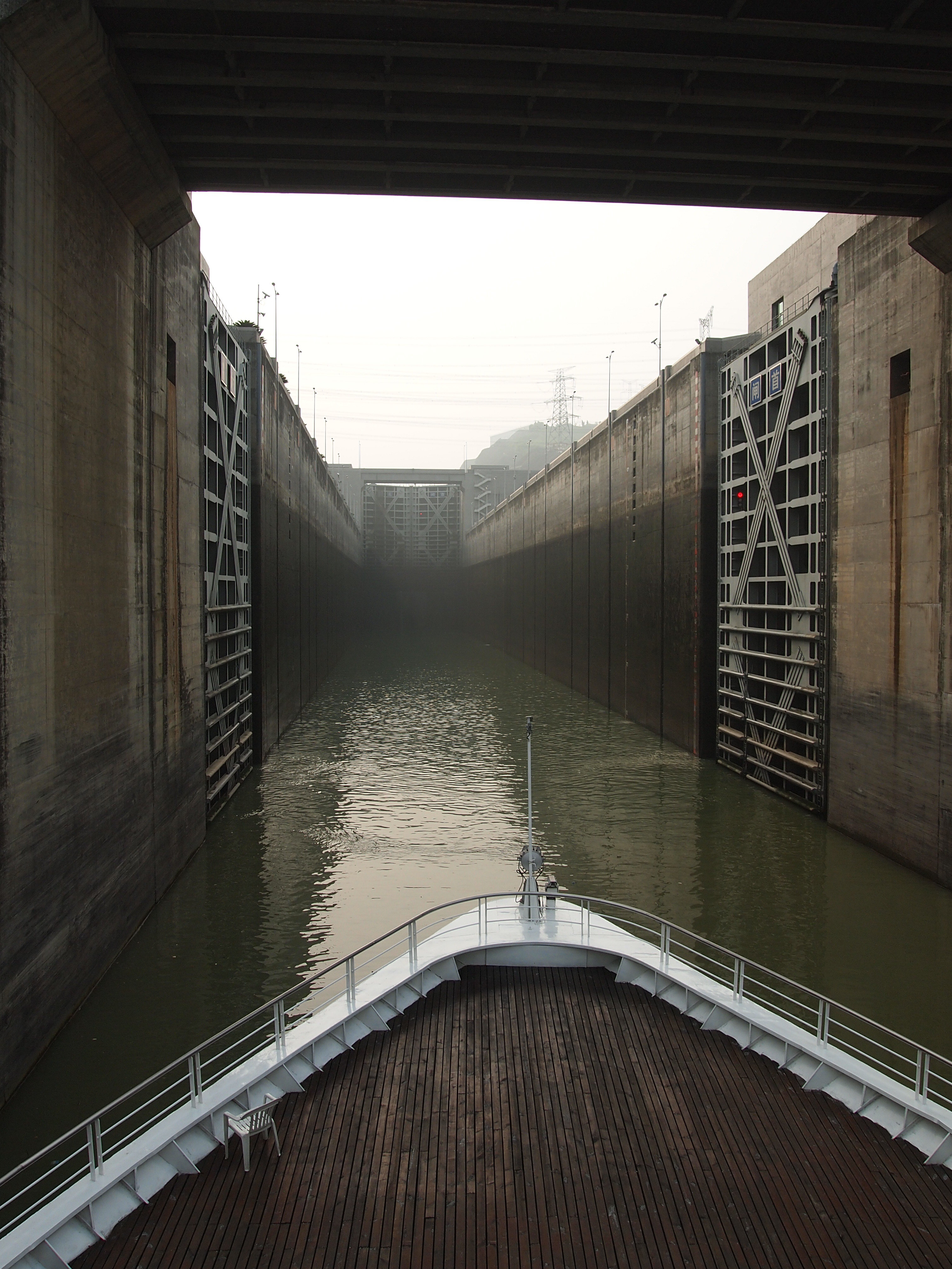 三峡大坝的水闸门图片