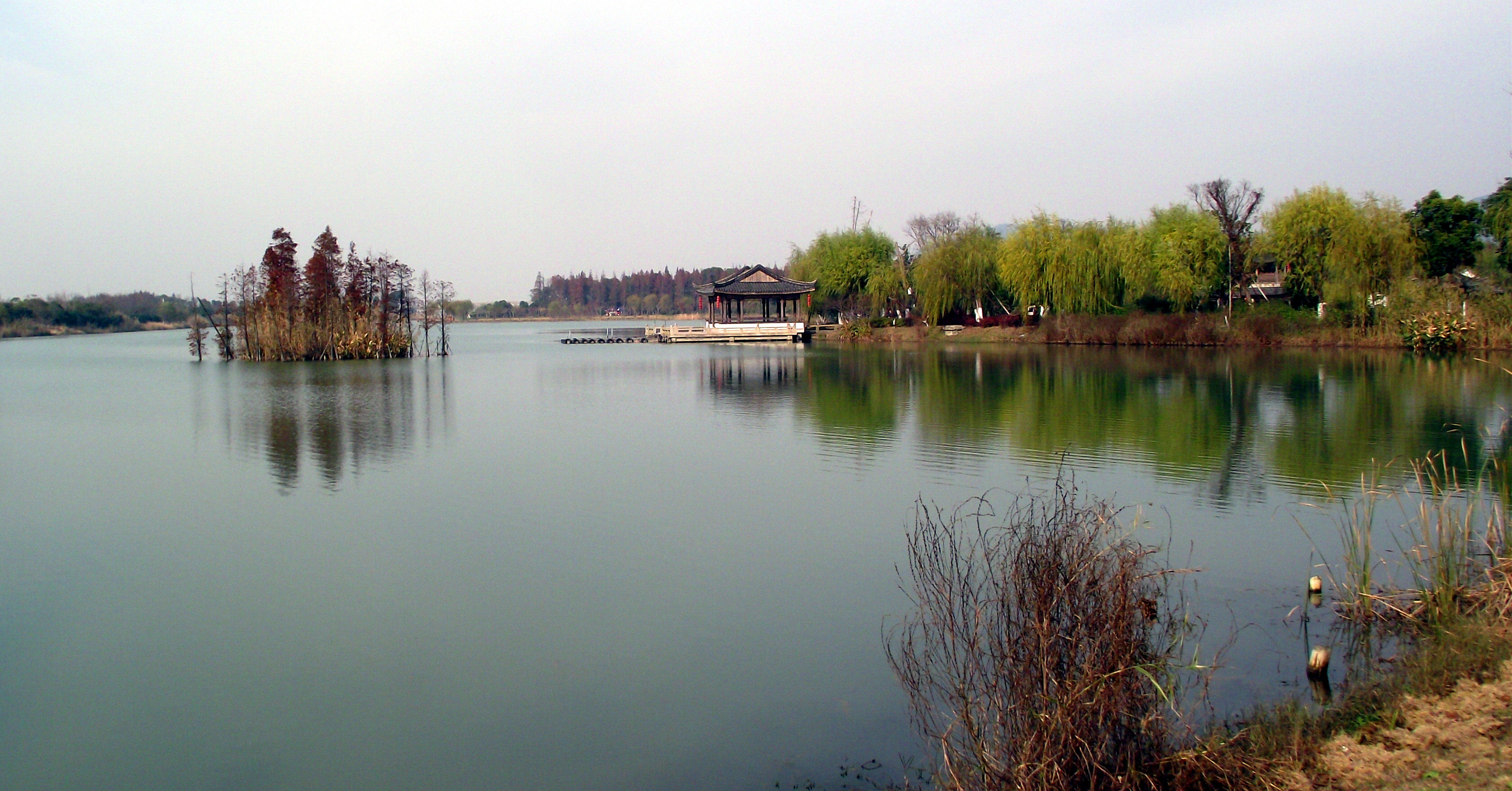 坐落在荷香洲北部水滨,原是城南花园浜的一座清代建筑,1986年以原样移