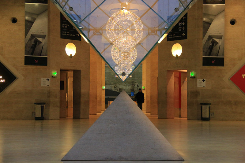 卢浮宫"玻璃金字塔"