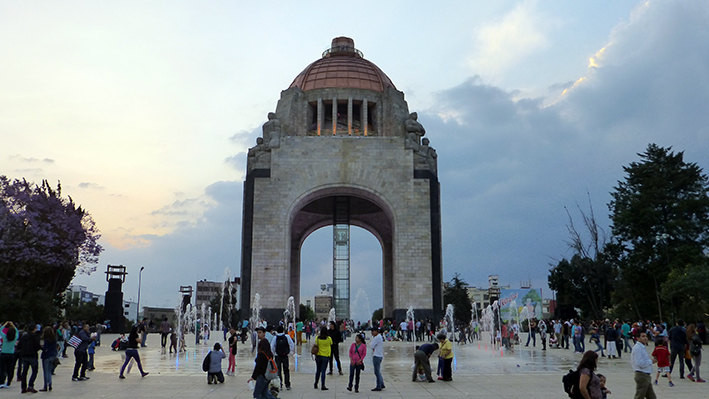 colorful 墨西哥城 周末的革命广场