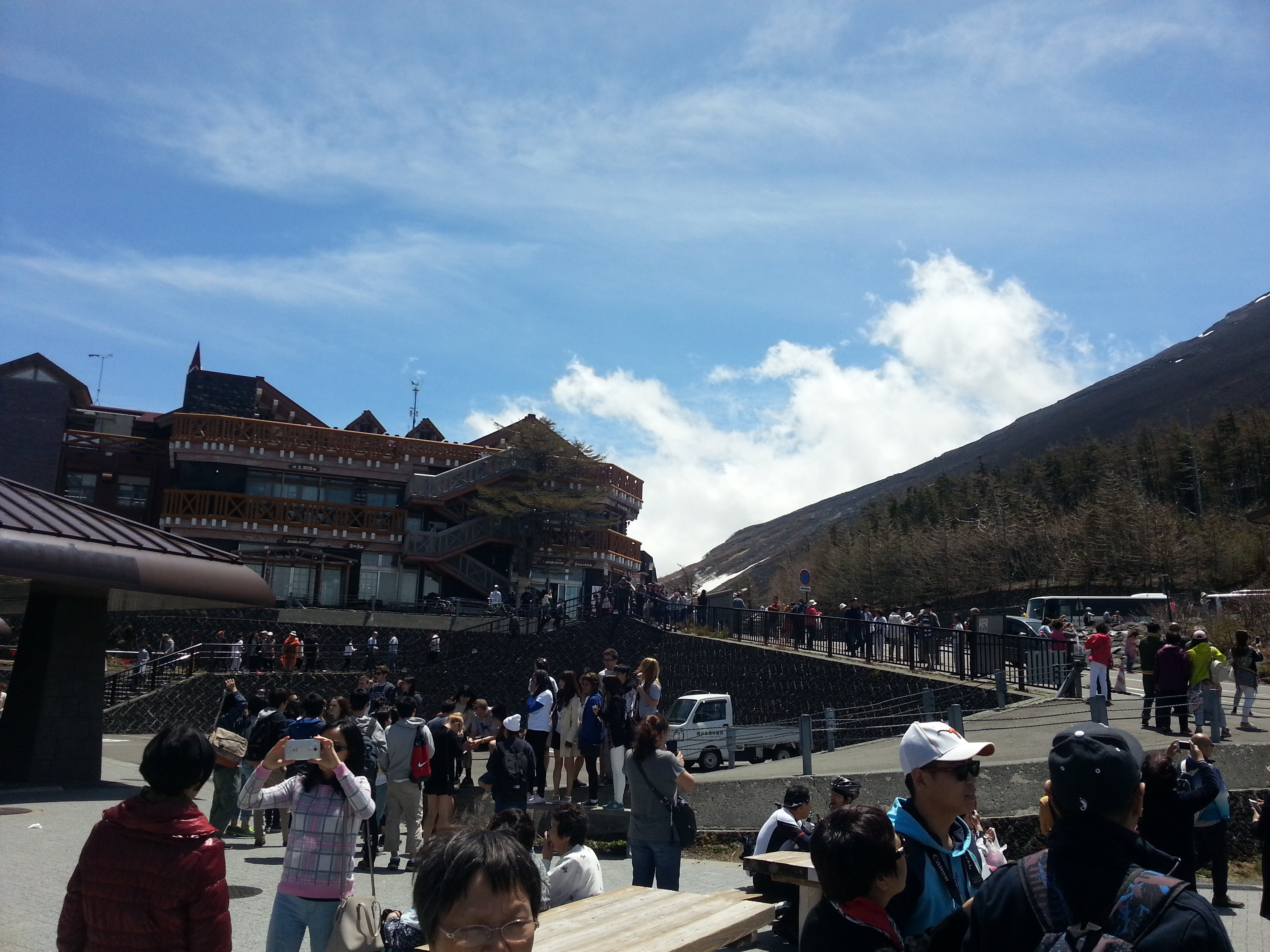 富士山总高八合目,现对游客开放五合目.实际上远眺更漂亮,不建议登山.