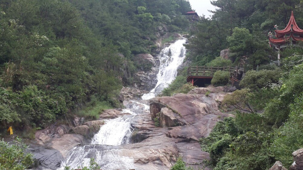 夏季雨水多,十二龍潭瀑布水流很大!好壯觀!好美!