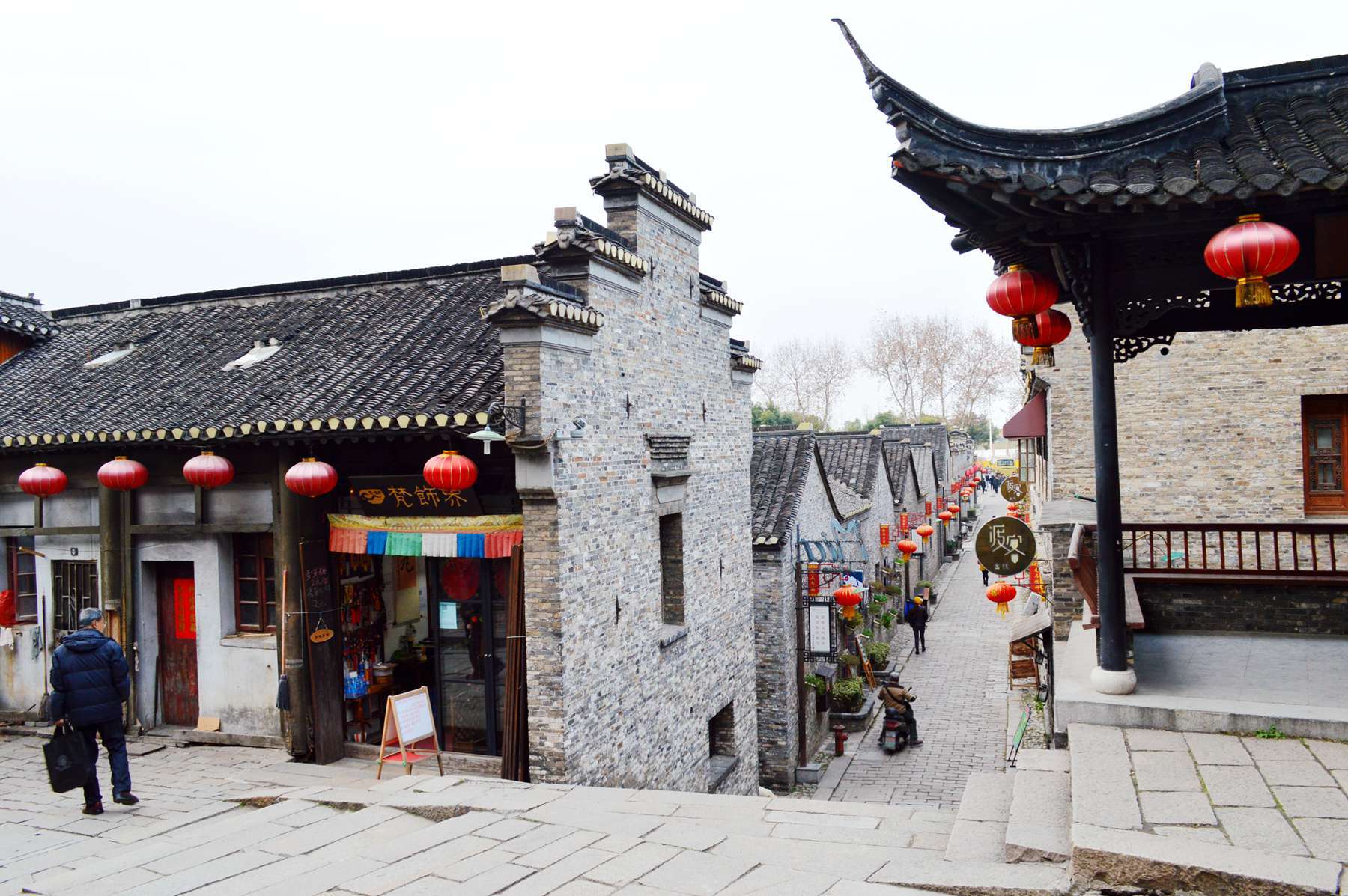 
传说在古代金山寺的法海禅师将长江的巨浪之害镇住了,镇江这座