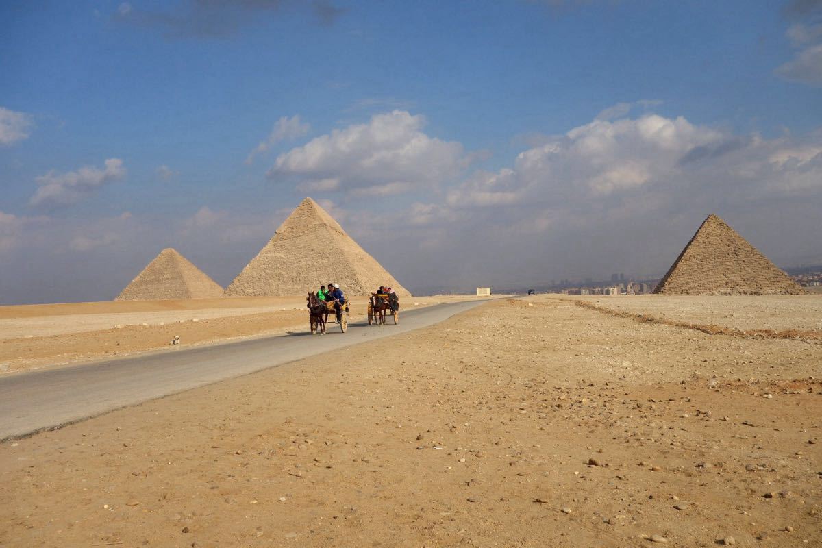 双塔-埃及沙漠中的金字塔