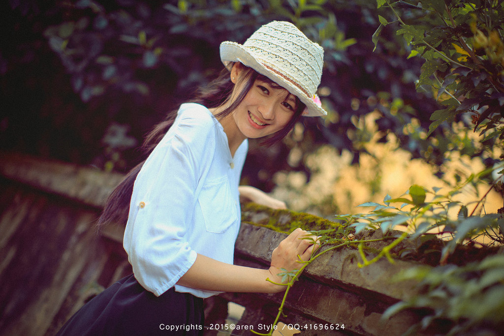 柳州美女梁健紅裙加藍花裙襬,與後面的布簾,鴿子很統一