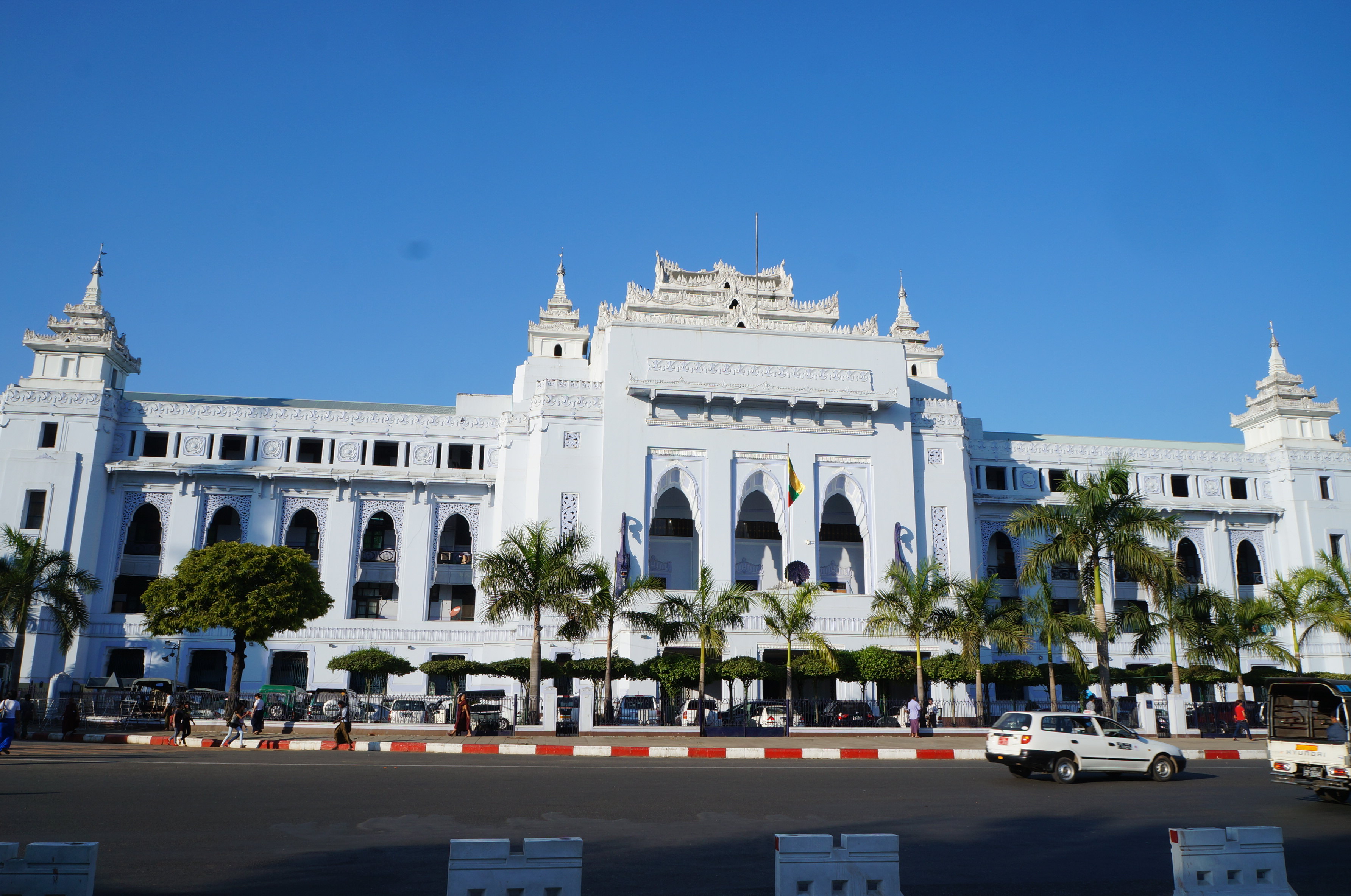 宏大的市政厅,实话实说如此气派的市政厅还真看不出缅甸是个穷国家