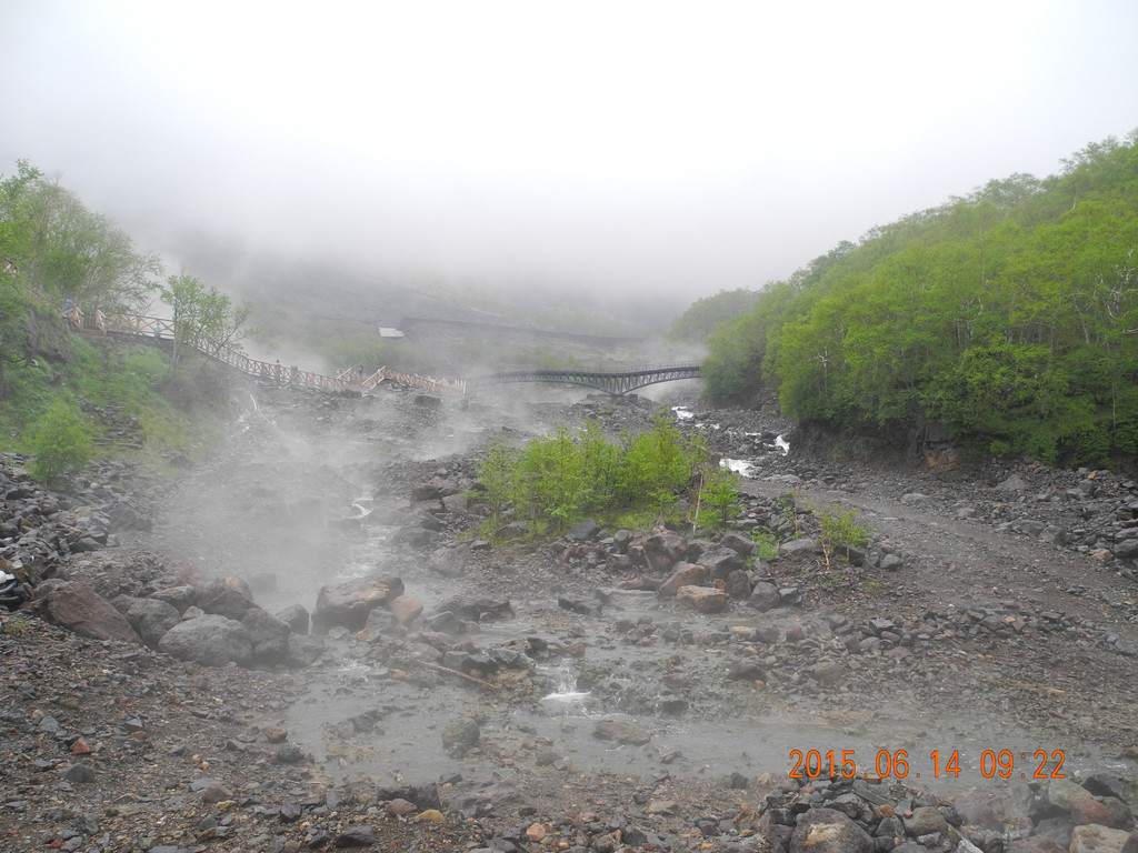 長白山溫泉,煙霧騰騰,瀰漫著硫磺味