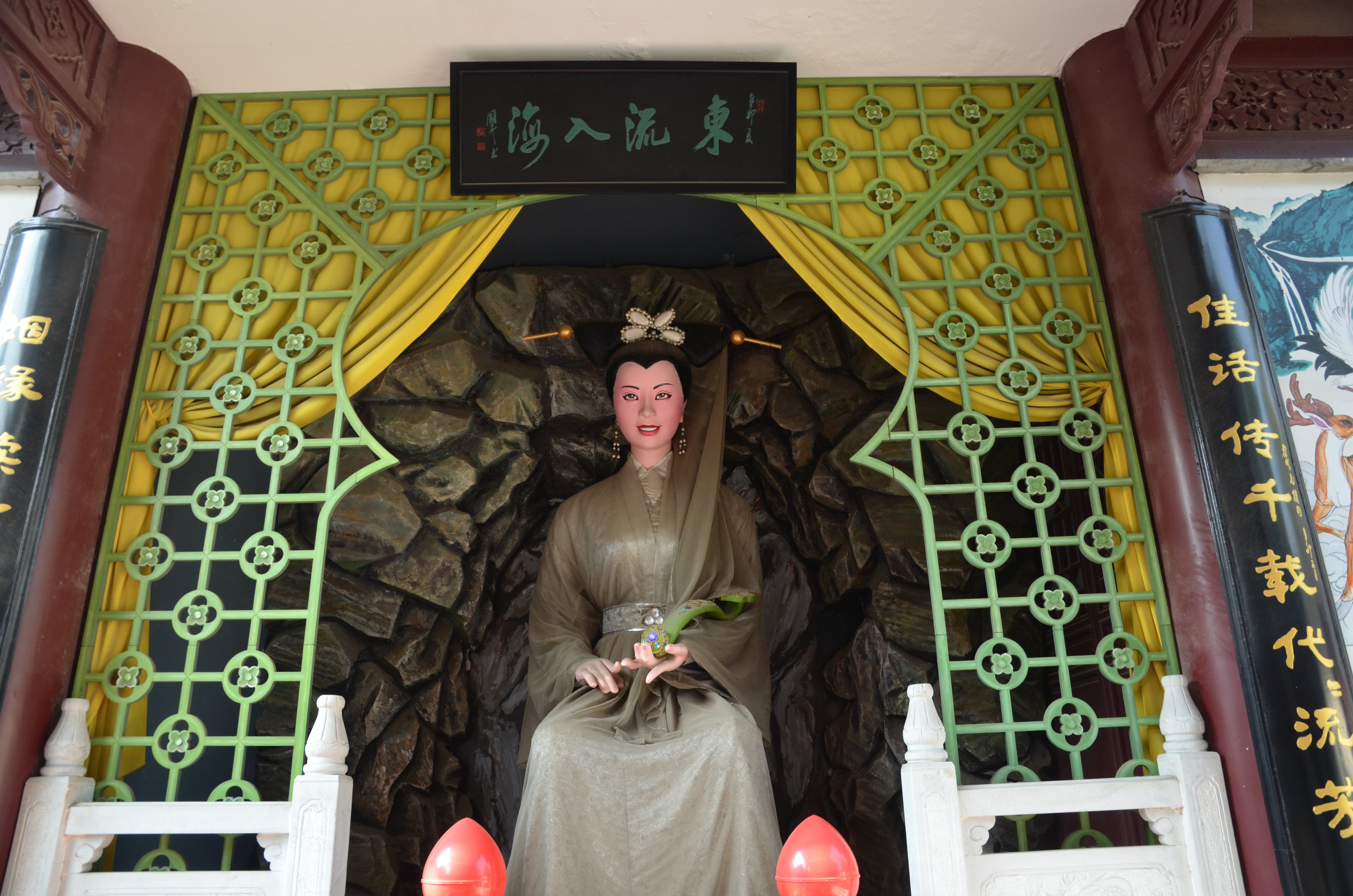 1,镇江金山寺是非常有名的烧香拜佛寺庙.