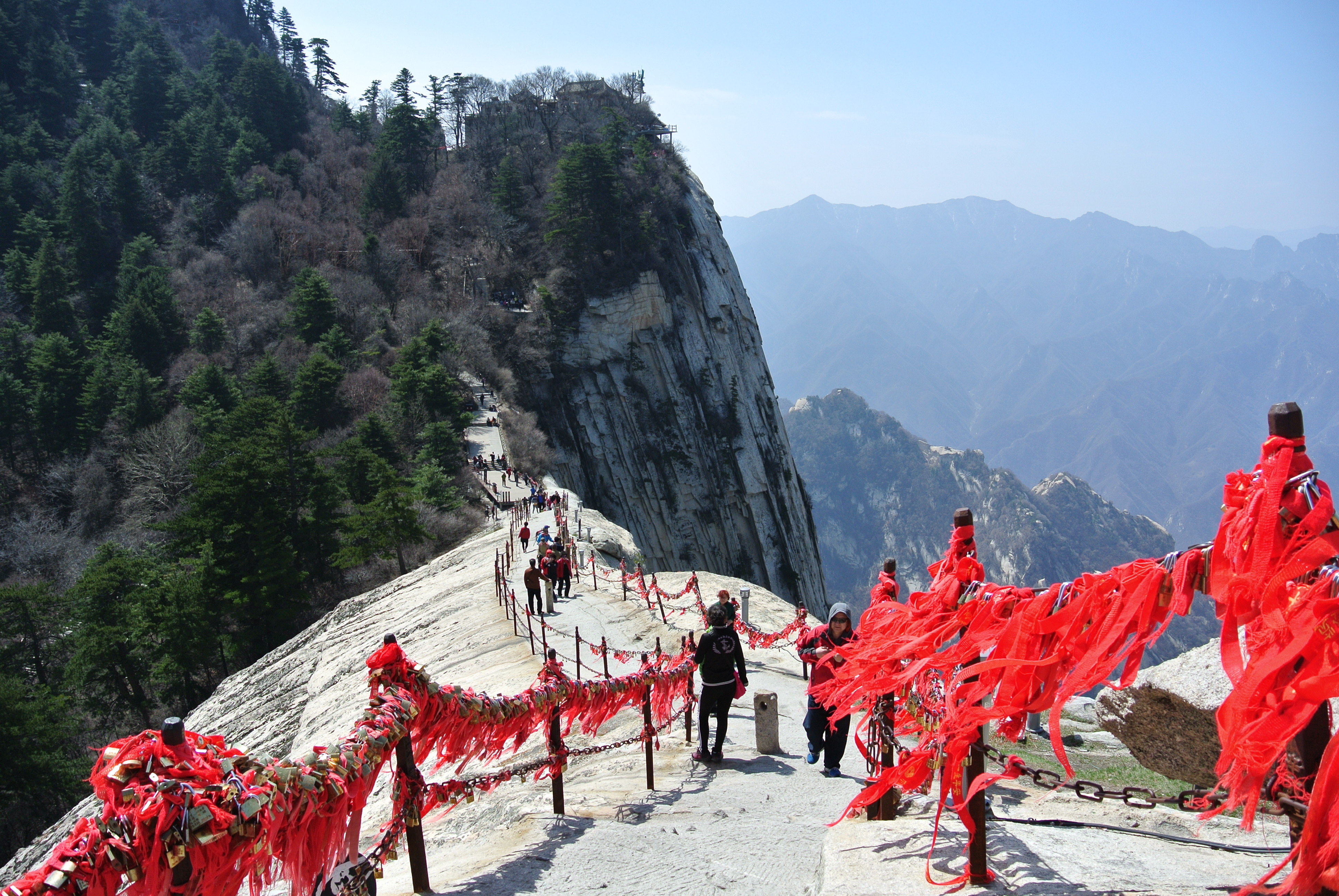 華山五峰中最秀美的一峰,峰如刀削斧劈,但是真正走上去卻不覺驚險,算