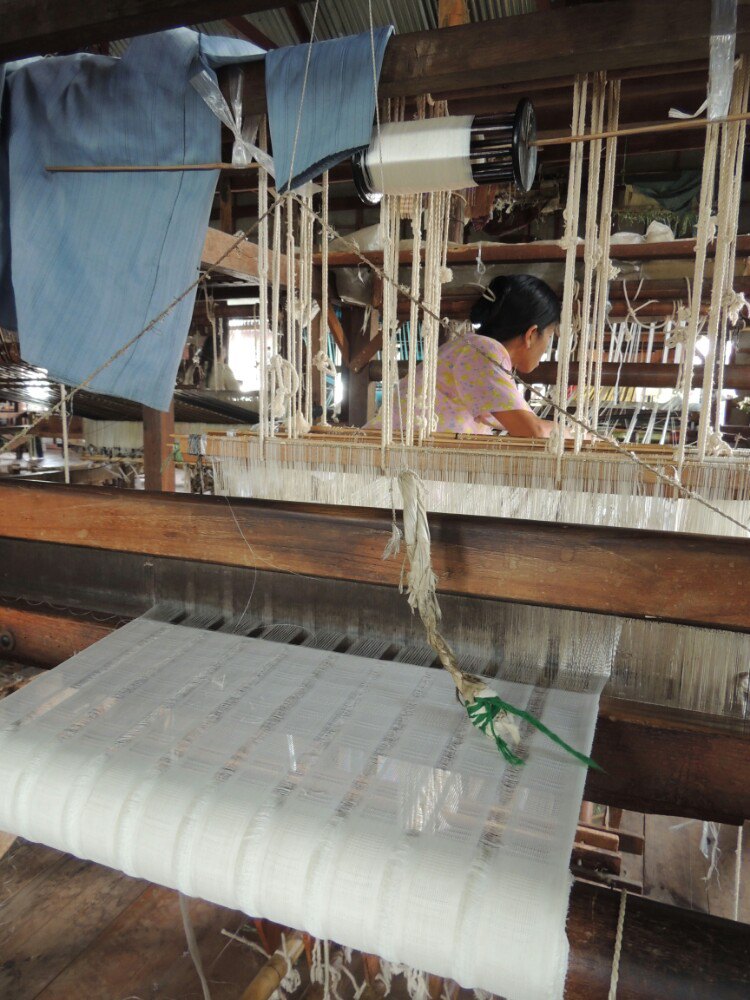 茵黛村由雪茄作坊,莲藕丝荷花织布作坊,雨伞作坊,造船作坊,金银器手工