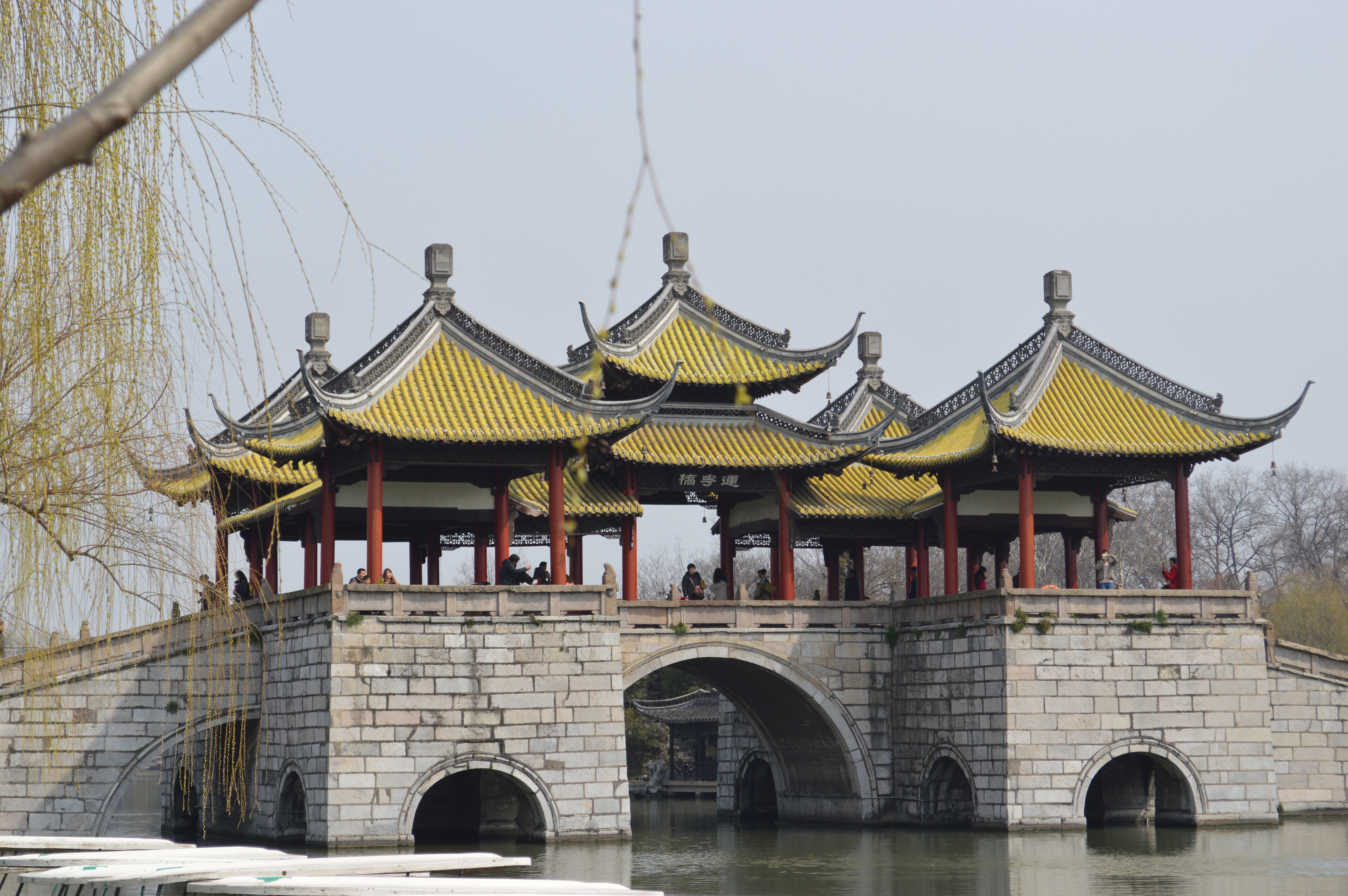 【携程攻略】扬州五亭桥景点,五亭桥结构,色彩都韵味十足.瘦西湖的早