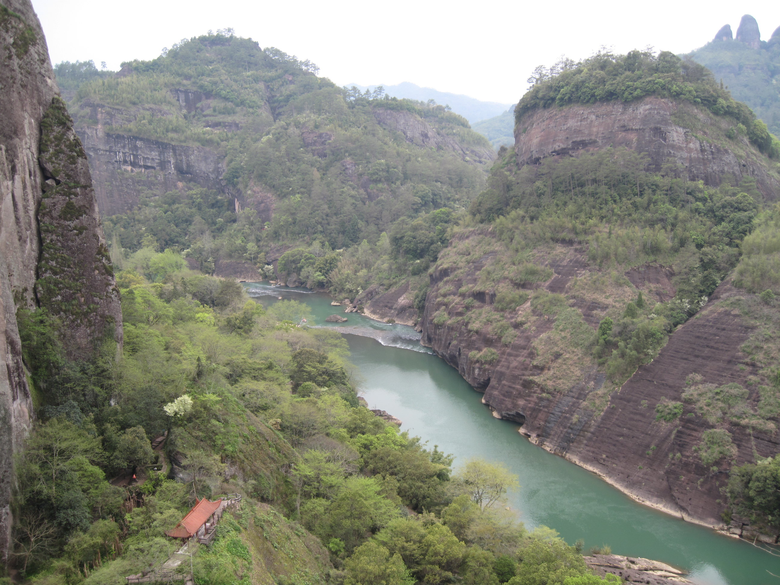 景點有古漢城遺址,武夷宮,天遊峰,九曲溪,大紅袍景區,武夷山水簾洞等1