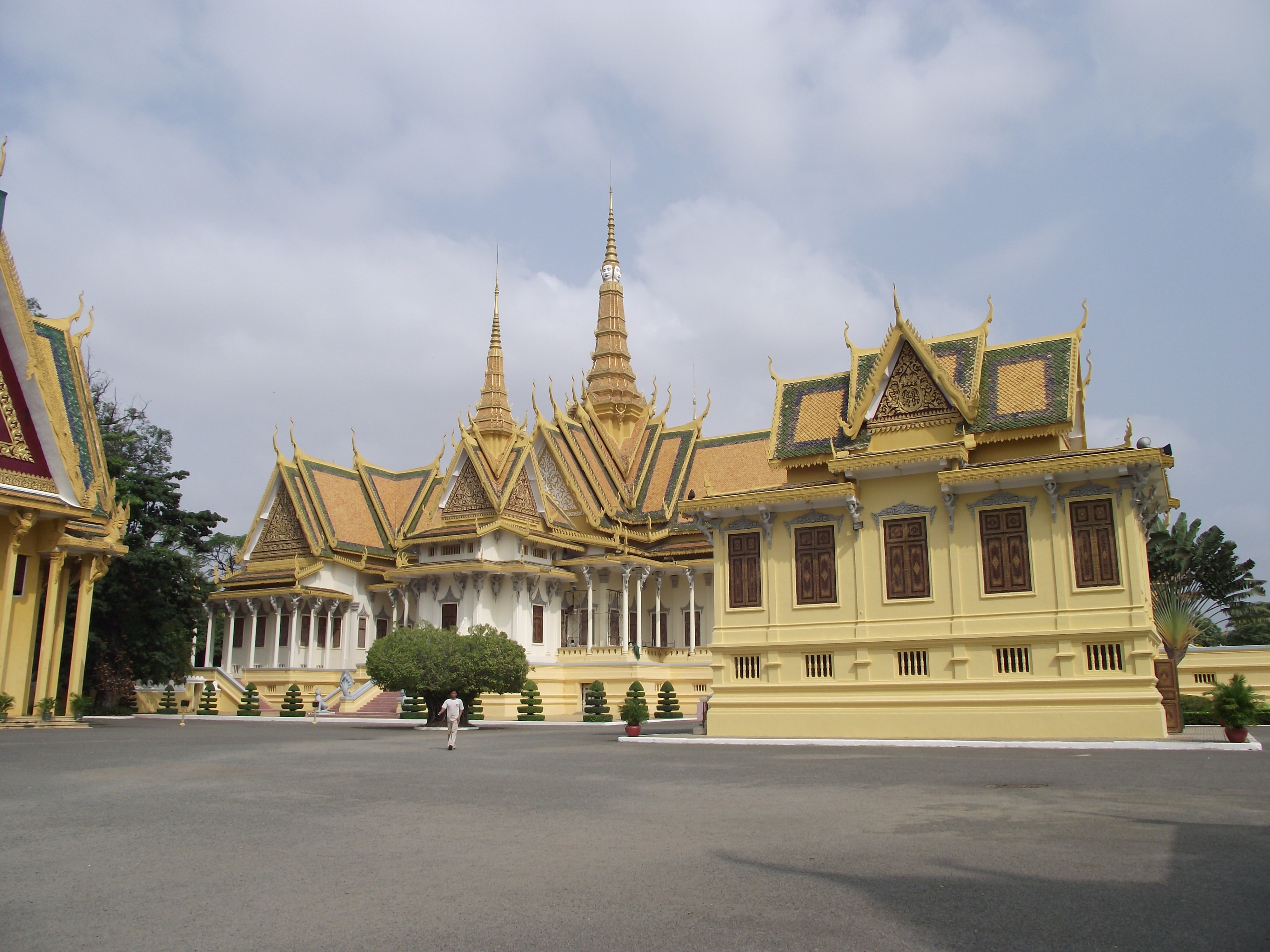 广阔的王宫建筑风格为柬埔寨传统样式,但装饰却是暹罗风格