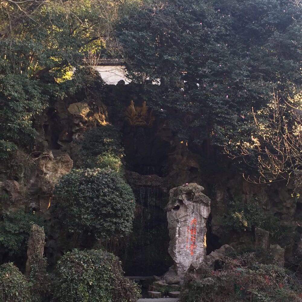 杭州黄龙洞位于栖霞岭后的山麓上,从岳庙边上一条山径上去,左右二山