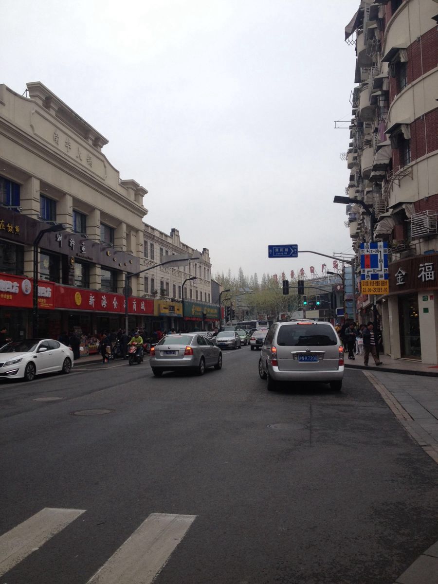 公园很小所处的四川北路是条繁华的商业街很多红色砖头的老房子公园