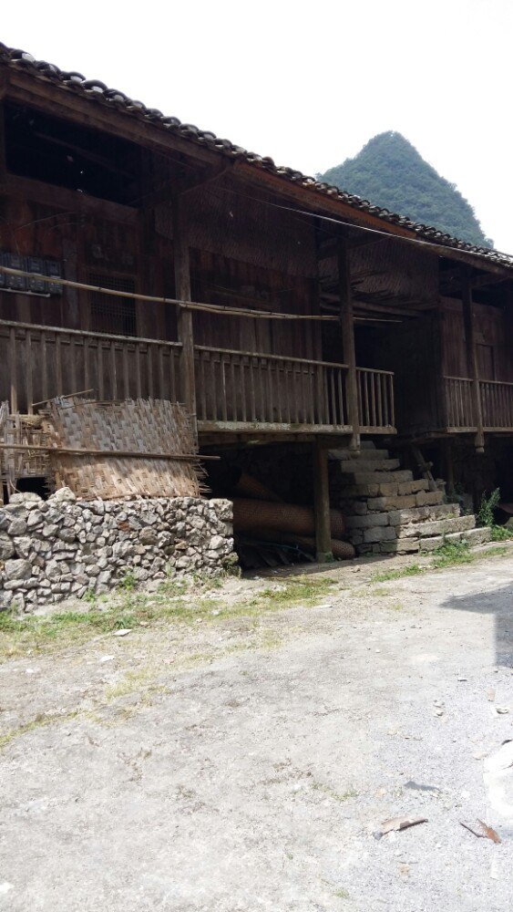 江风布依村
