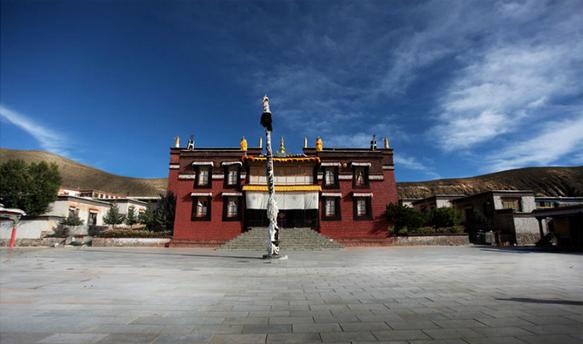 刚坚仁波切面对佛像落座,从他左侧——贡萨秋吉仁波切的法相唐卡放射