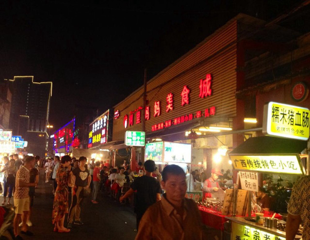 德信体育散装称重治好选择困难症 线下量贩零食店大批量兴起