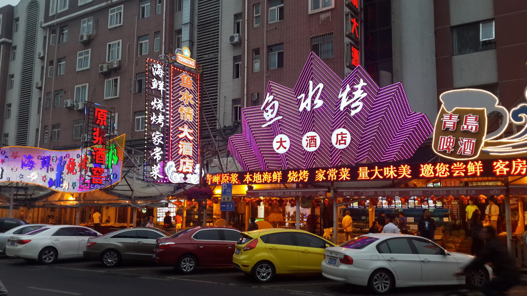 青岛比较有名的"王姐烧烤",在啤酒街也有店面,青岛超市里都有专柜,卖