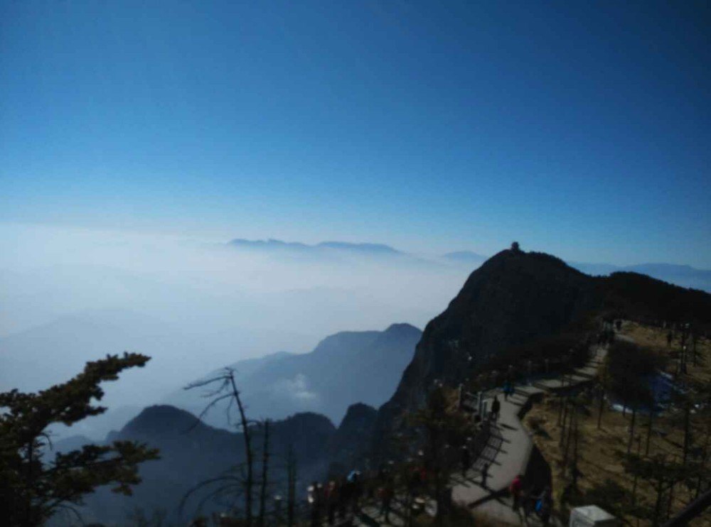 峨眉山當地嚮導給你回答如下,汽車一般只可開到零公里,如果不限行還可