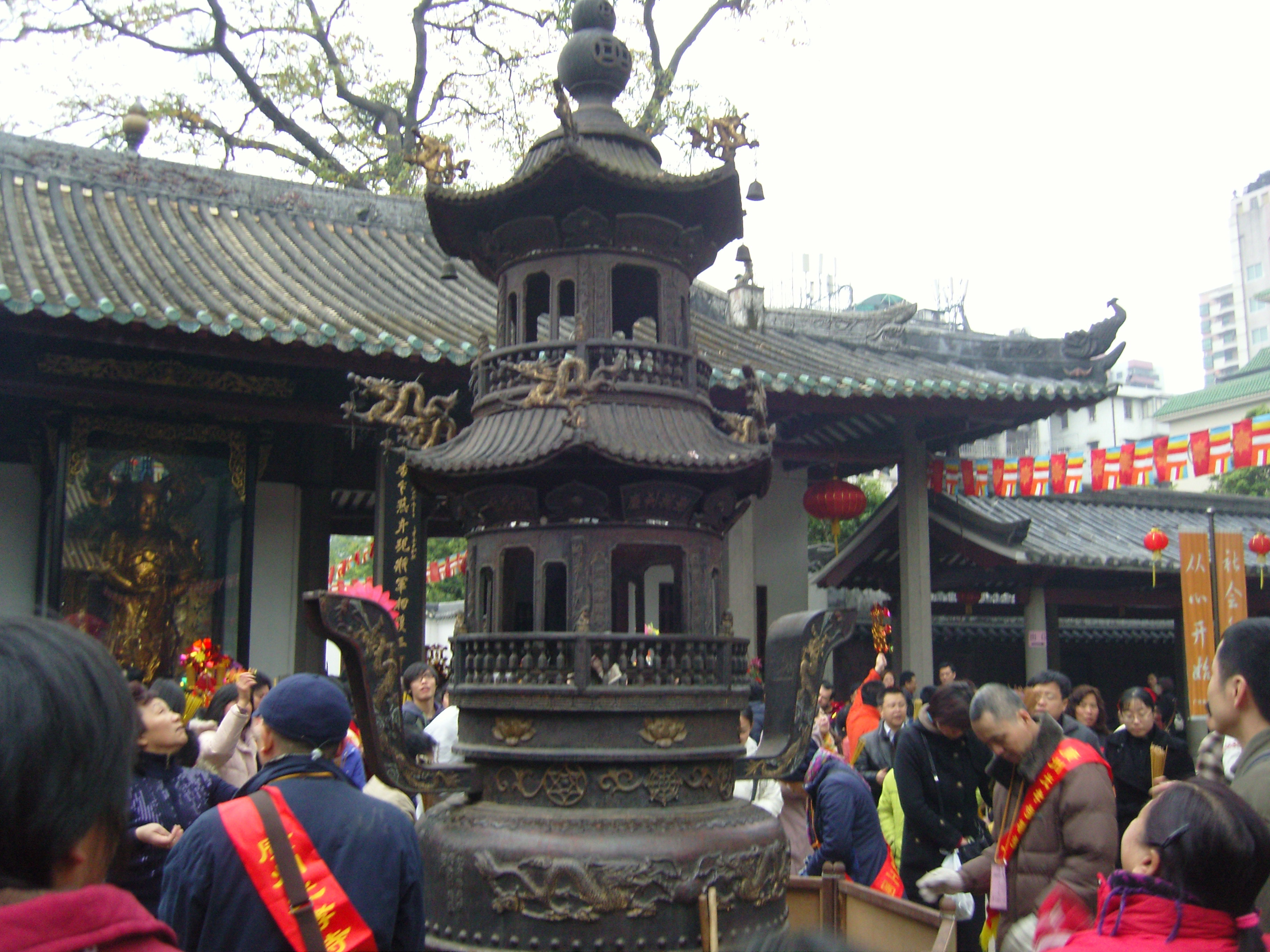 【携程攻略】广州光孝寺景点,大年初一的光孝寺门口庙会上拥挤的人群