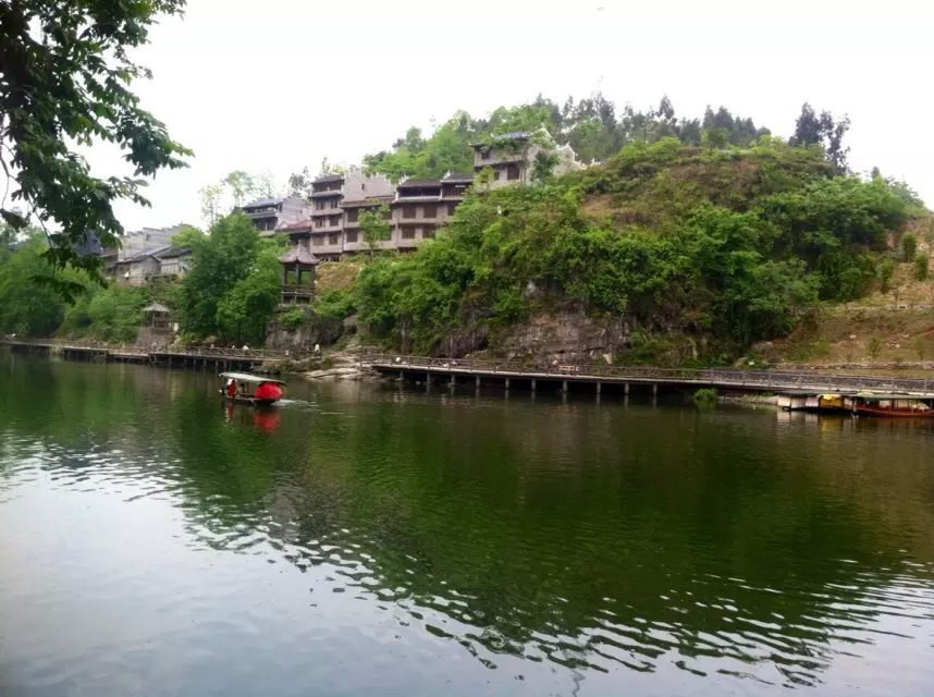河的这边是重庆秀山县洪安古镇,那边是湖南的茶峒古镇,也就是沈从文