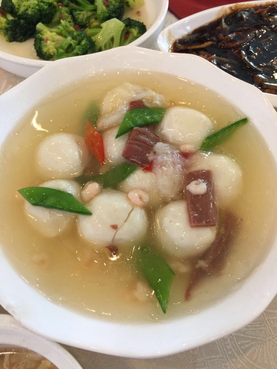 宋嫂鱼汤就是纯胡椒粉汤里丝丝鱼;响油鳝丝是最好吃的一道菜,也