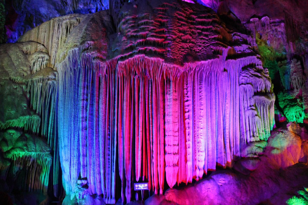 如果到了阳朔想去银子岩的话自己坐车去或在阳朔的旅行社,酒店订票都