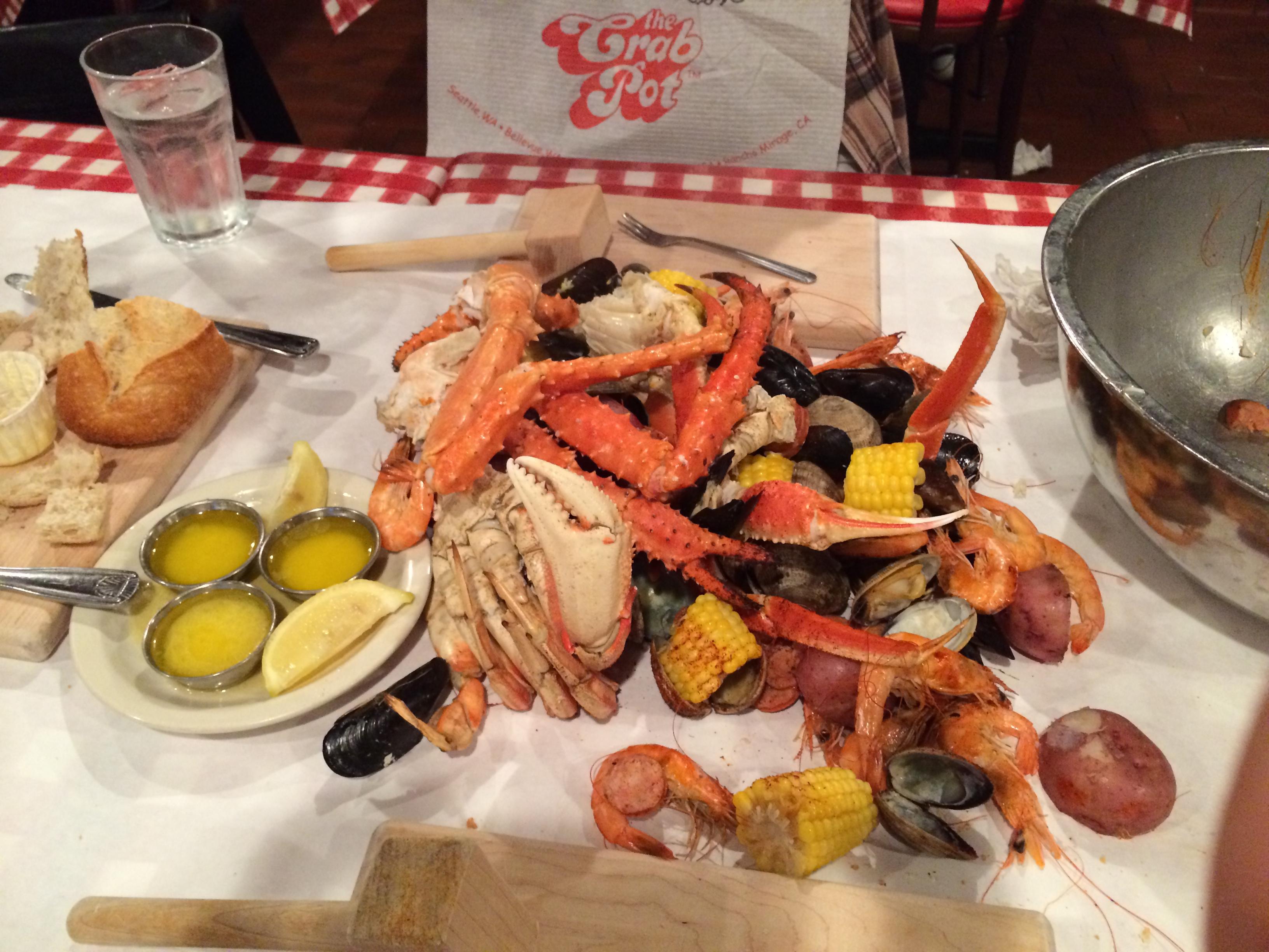 2022the crab pot美食餐厅,就在摩天轮的下面,很有特色.