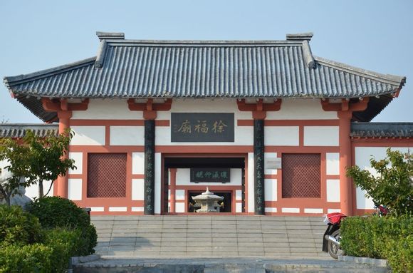 为纪念徐福,在赣榆县金山镇东北方向泊船山下建了一个徐福庙,仿古建筑