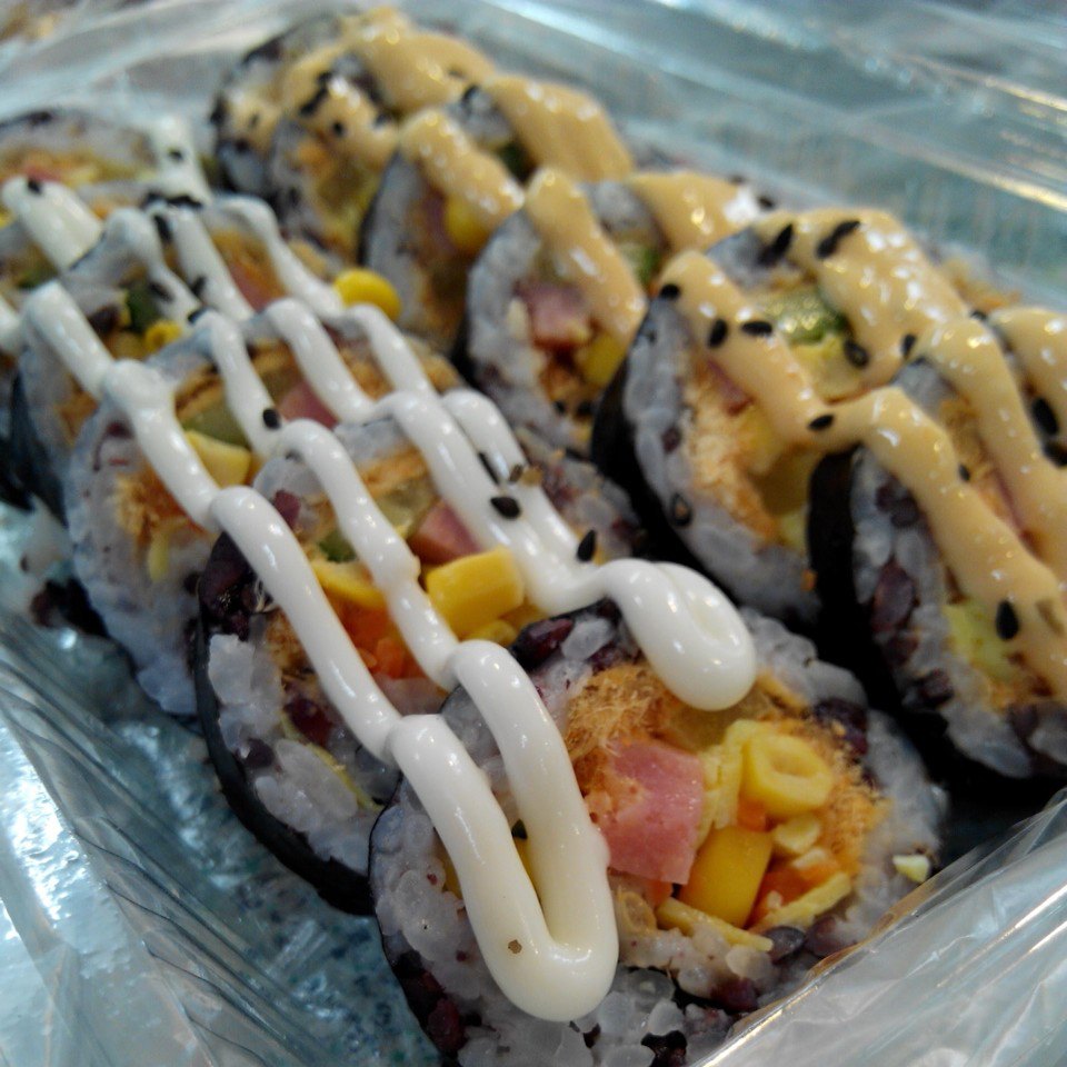 我要了一份玉米肉松的,两种酱都放了,11元一份,味道还可以;朋友要的是