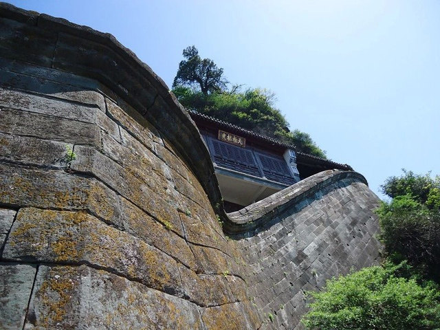 山,從山腳下到山上可以乘坐旅遊巴士,經上下十八盤才能到南巖休息地