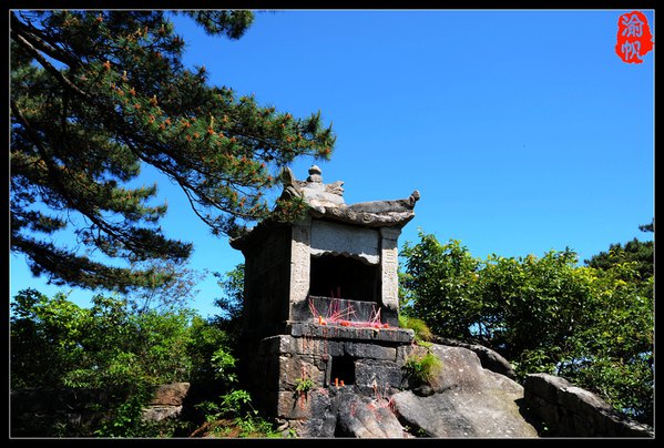 这是三清山的太阳庙,建筑不大,但历史很久.