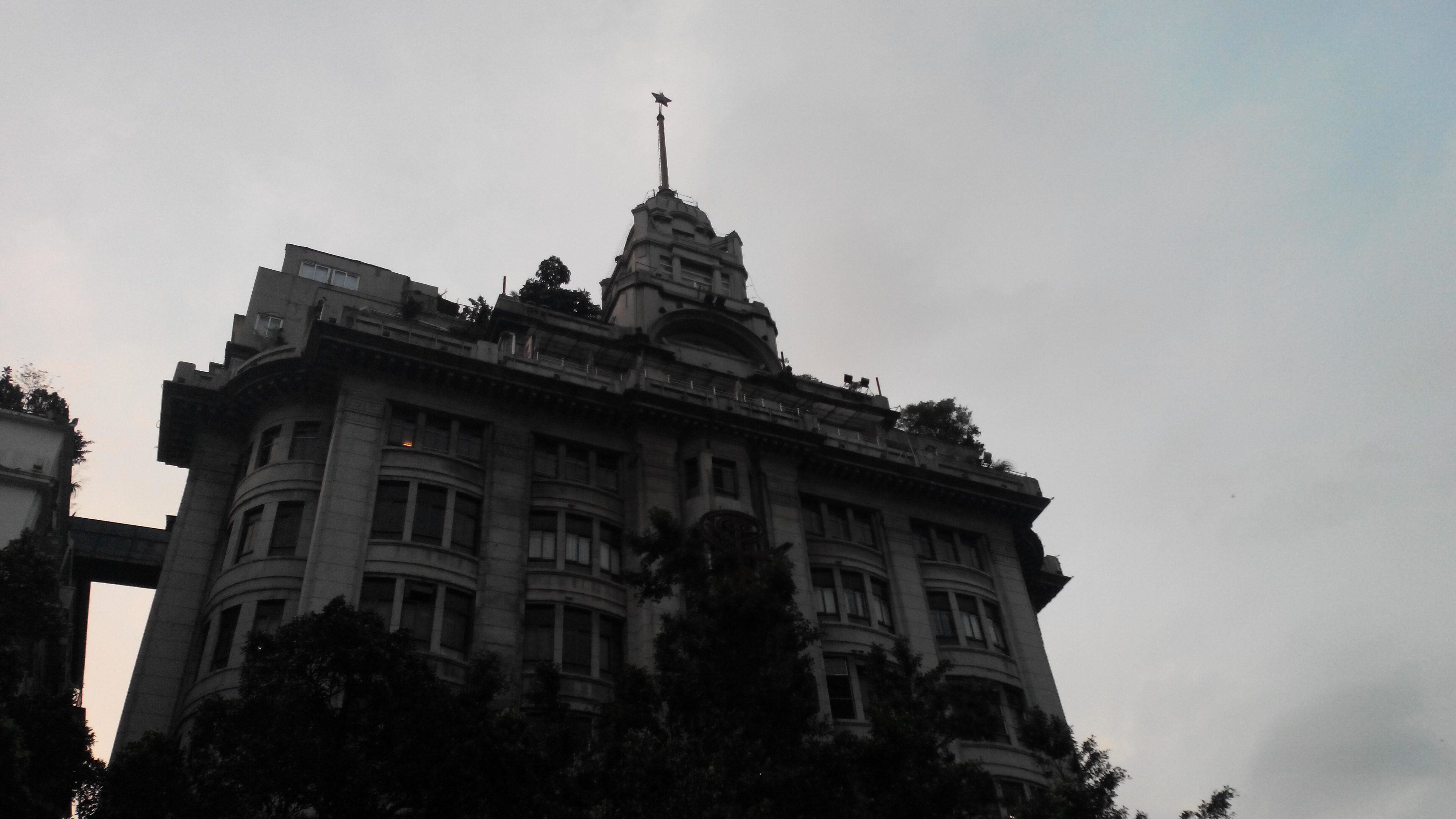 南方大厦曾经是广州的标志性建筑,也是广州市以前最高的大楼,在改革