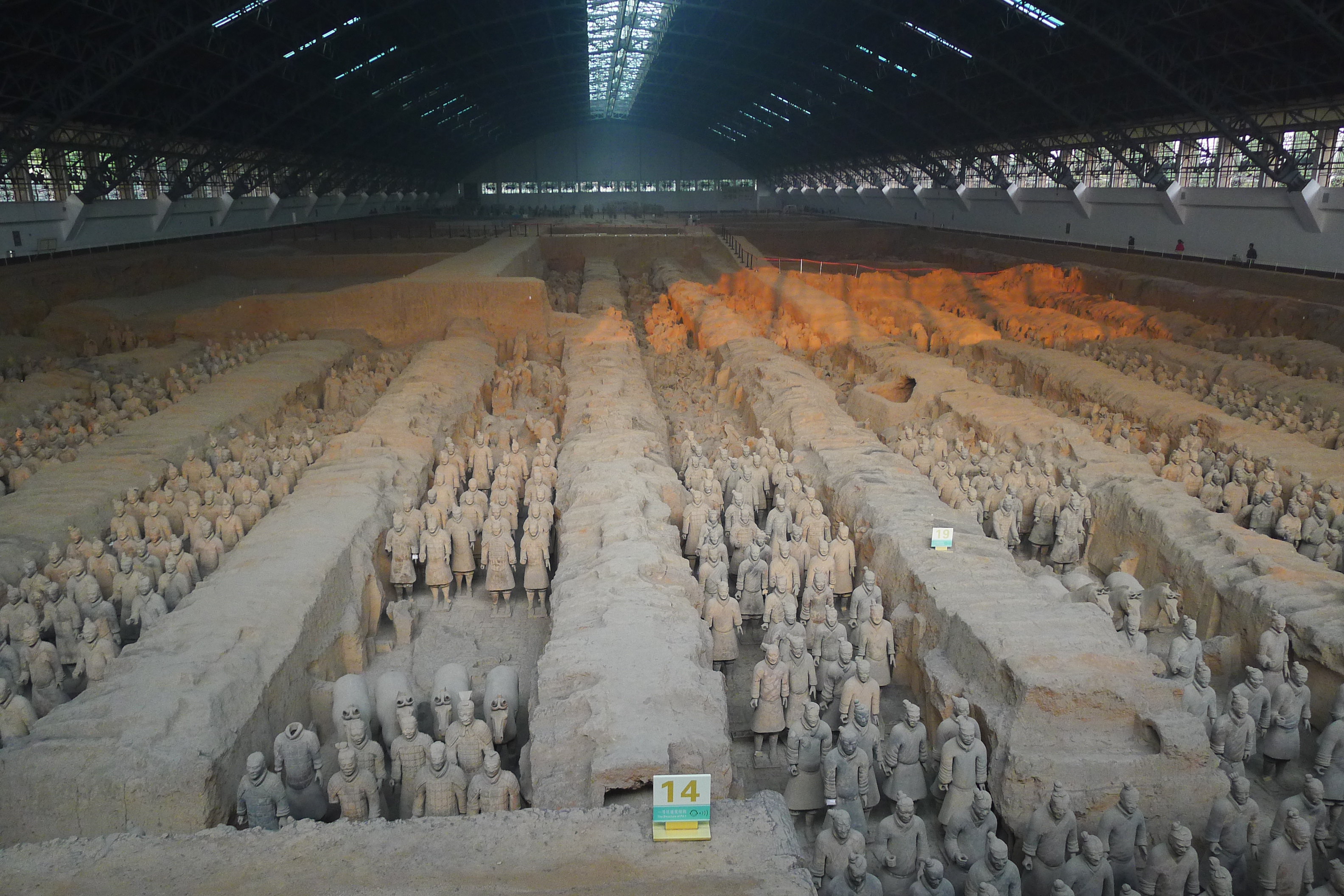 【携程攻略】西安秦始皇帝陵博物院(兵马俑)景点,人生必去!人巨多!我们五点就出发了,高速路出口还是堵了。到的时候…