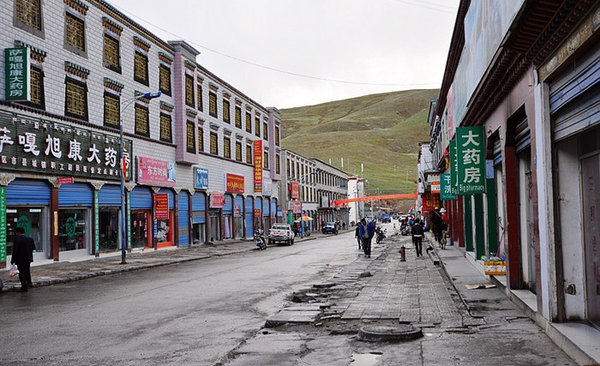 果不其然,一会看到萨嘎县城了