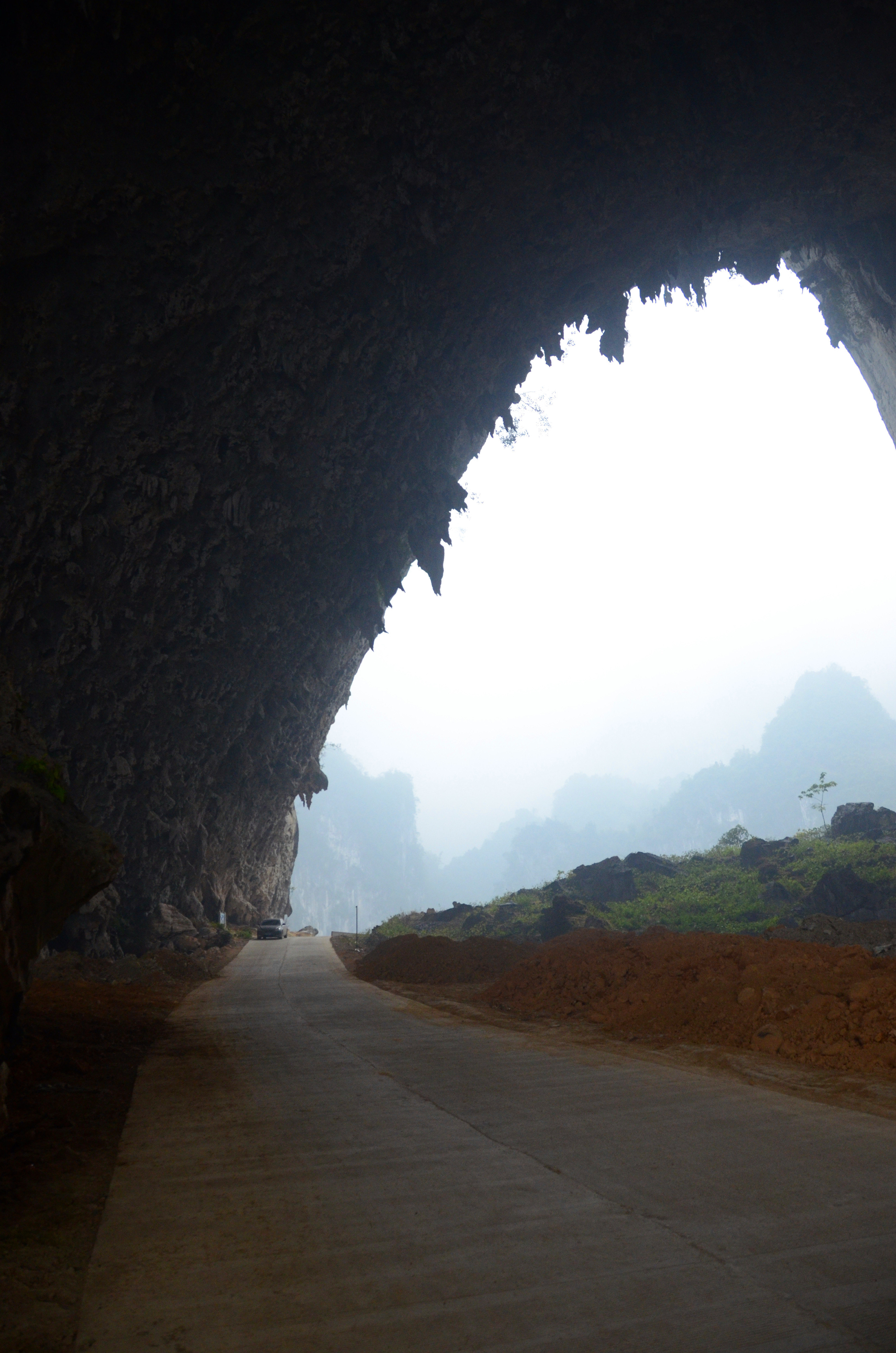 景区位于凤山县和巴马交界附近,景区内的巨大天坑和山洞令人印象深刻