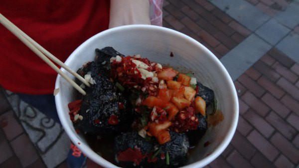 还没走到坡子街的牌坊,就闻到了臭豆腐的香味.原来是四娭毑臭豆腐