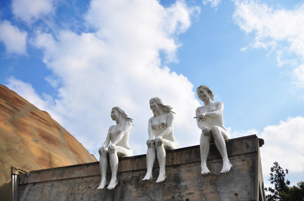 love land,这个报英文司机就知道了.大概30-40元人民币车费.