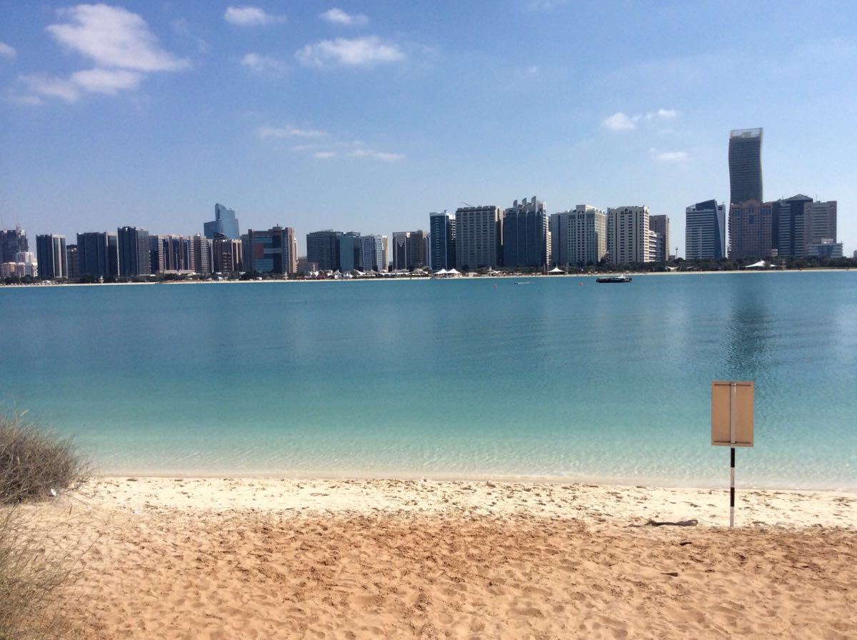 但是里面可以看见阿拉伯海,海水很蓝,沙滩很细,很舒服.