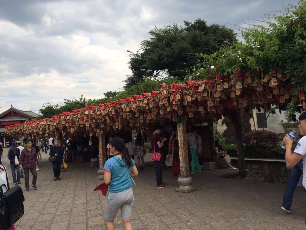 一路出来路线很好找哦,第一天就看到的大水车和许愿牌