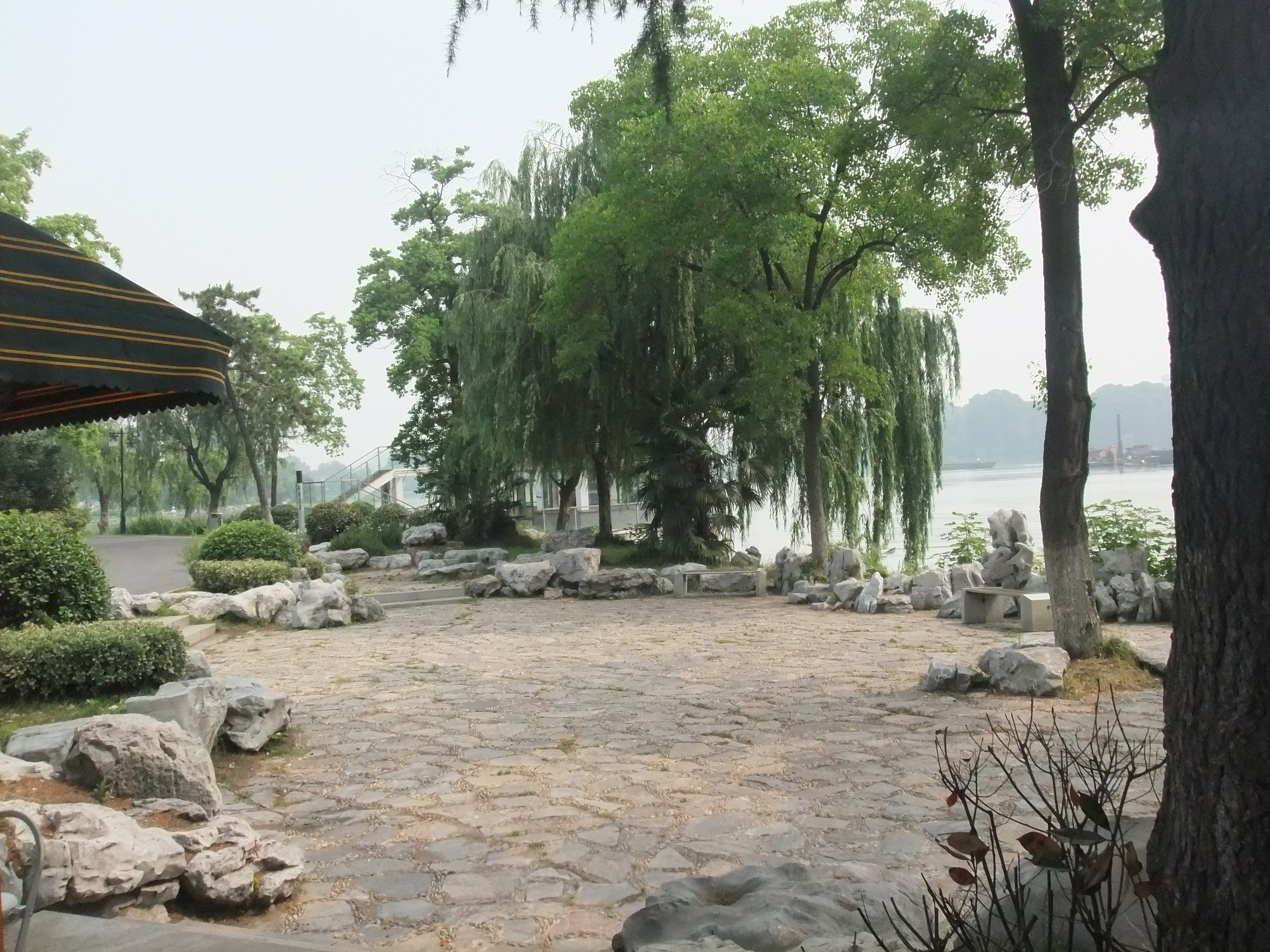 【携程攻略】南京玄武湖景区景点,南京--玄武湖：宛如“南京的西湖”。湖水清澈，碧波荡漾。阳春樱花美…