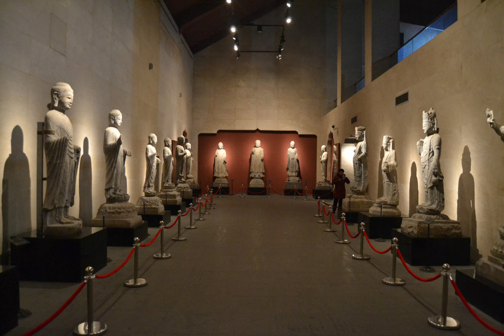 碑林博物馆地址:碑林区三学街15号(近书院门),这里收藏我国古代碑石