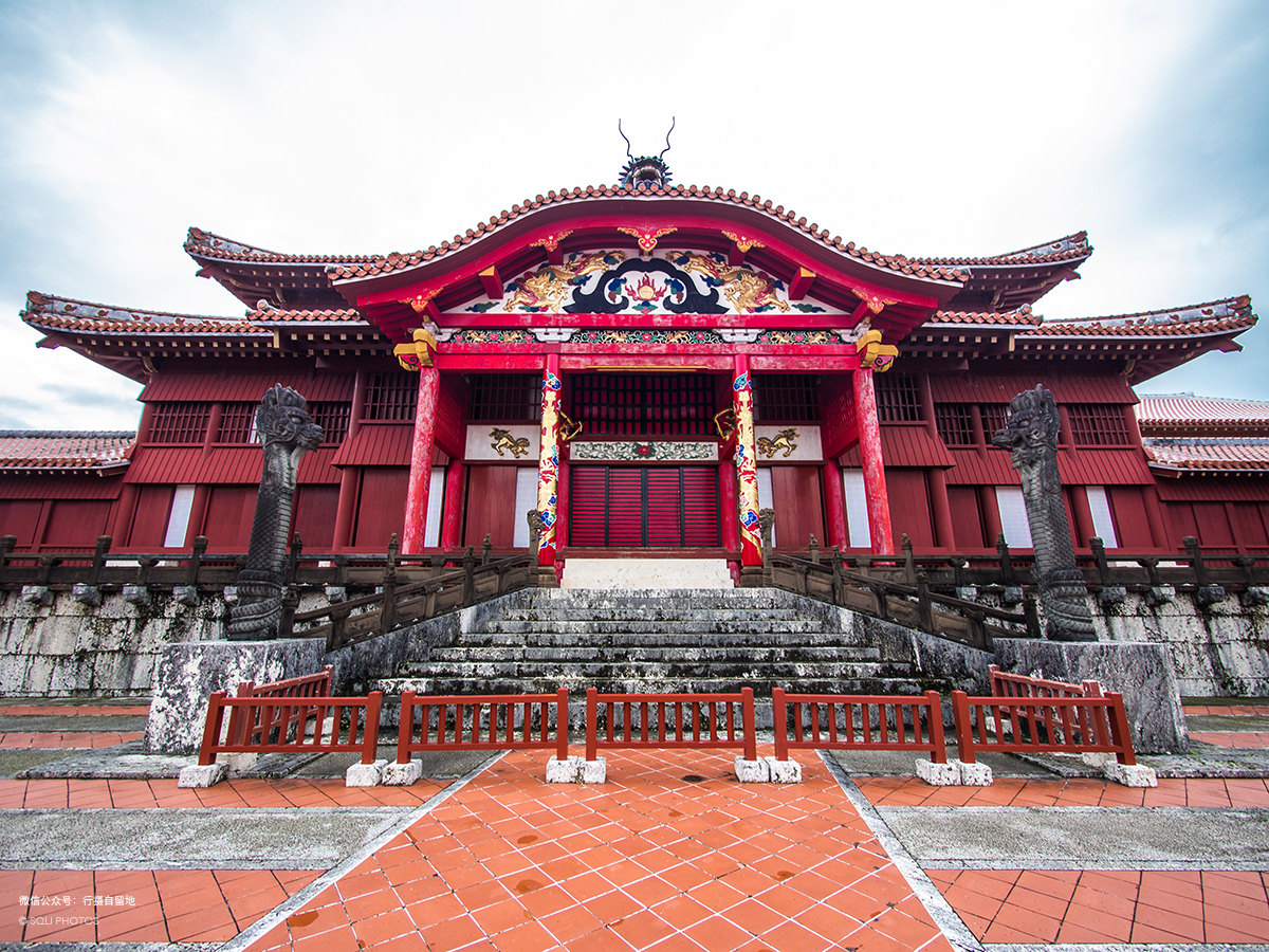 首里城是古琉球王国都城遗址,是冲绳群岛的重要古迹,去参观首里城除了