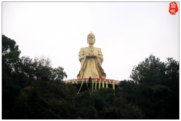 中国最高的龙母铜像，高达38米