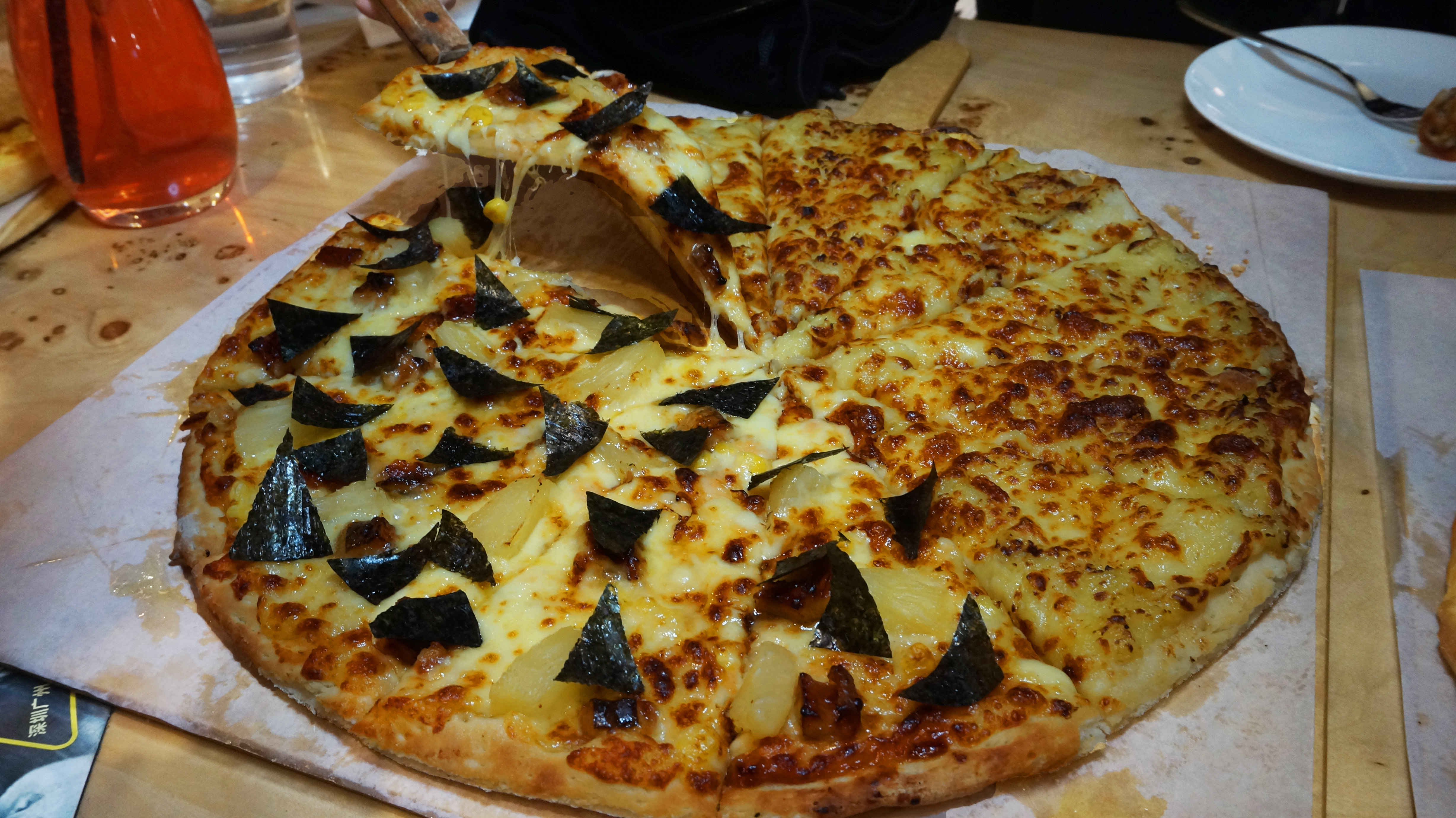 据说榴莲披萨是乐凯撒首创的,来到乐凯撒当然要试一下这里的榴莲披萨