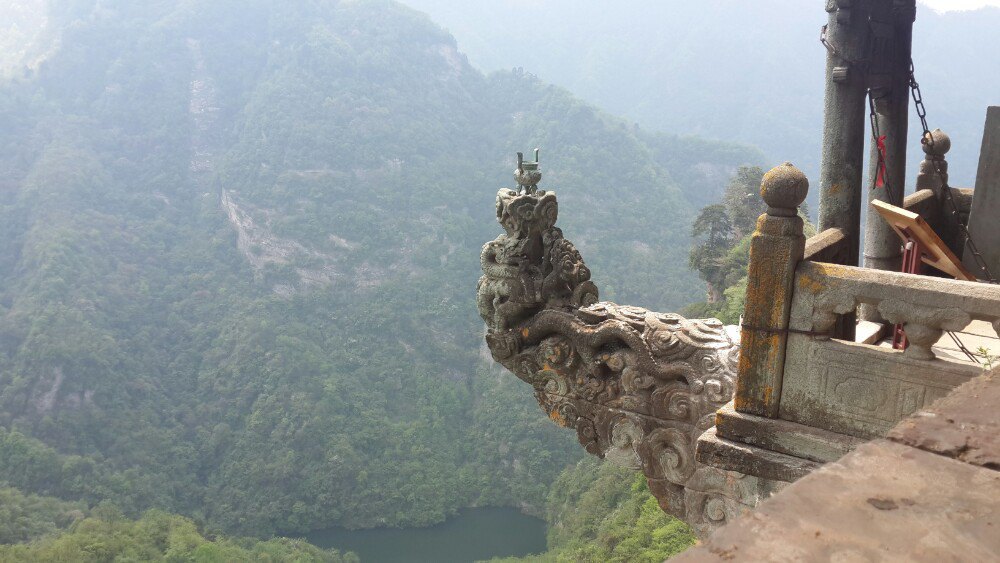 武当山景区的一大亮点,绝壁上的龙头香,确实赞!