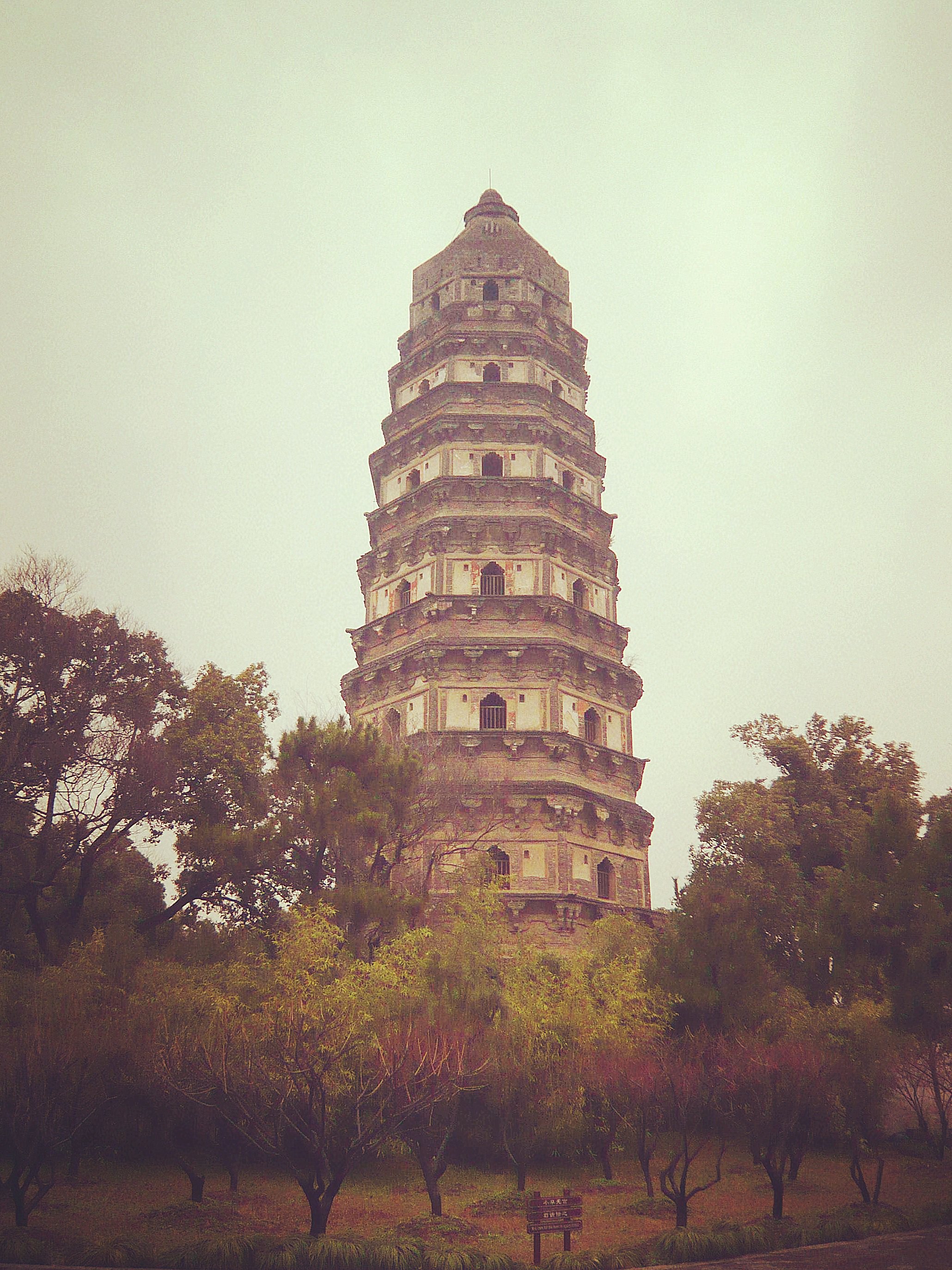 雲巖寺塔也就是大名鼎鼎的虎丘斜塔,傾斜度之大彷彿隨時可能倒塌.